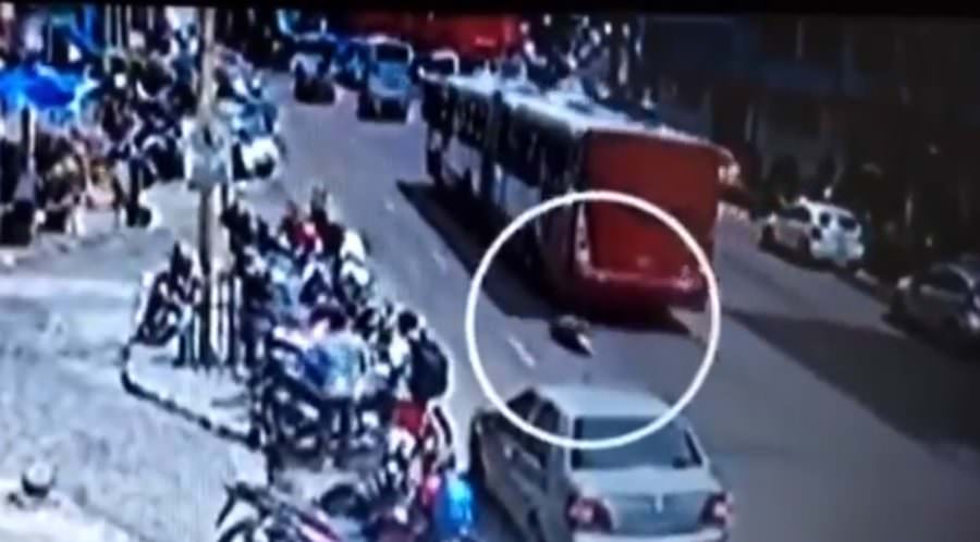 Vídeo: homem pula de ônibus em movimento em Manaus e acaba atingido pelas rodas do veículo