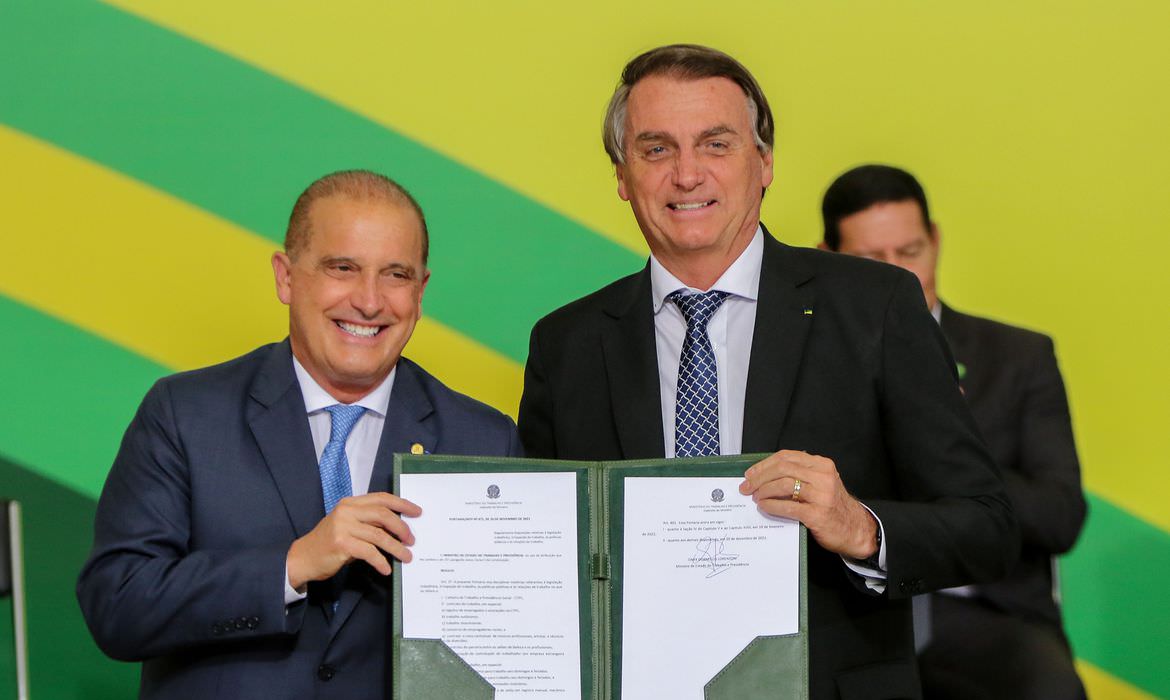 Jair Bolsonaro exonera ministro Onyx Lorenzoni