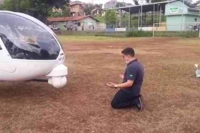 Piloto do Globocop agradece de joelhos após fazer pouso forçado