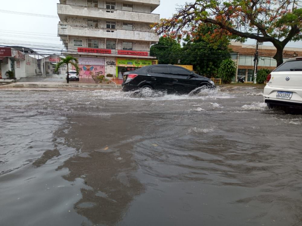 Forte chuva em Manaus causa alagamento na avenida Boulevard
