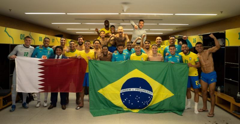 Brasil carimba passaporte para a Copa, mas futebol não enche os olhos da torcida
