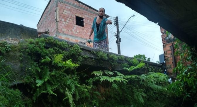 Após perder o filho soterrado em Manaus, mãe reclama da Seminf: 'mandaram eu resolver'