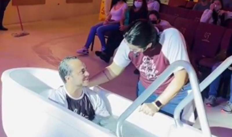 Thammy Miranda é batizado em igreja evangélica: 'Deus é amor'