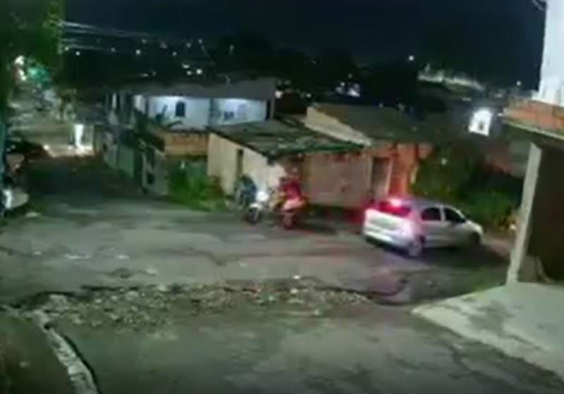 Vídeo: dupla corre dos tiros para não morrer no meio da rua em Manaus
