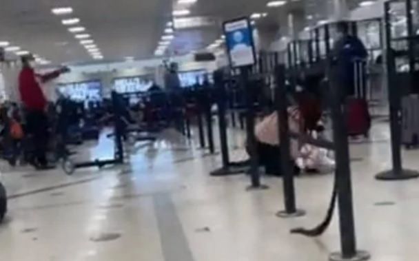 Aeroporto nos EUA vive pânico após 'disparos acidentais'; veja vídeos