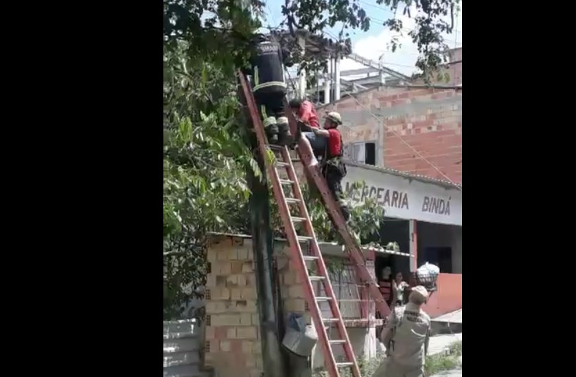 Vídeo: homem morre eletrocutado no poste ao fazer serviço para vizinho em Manaus