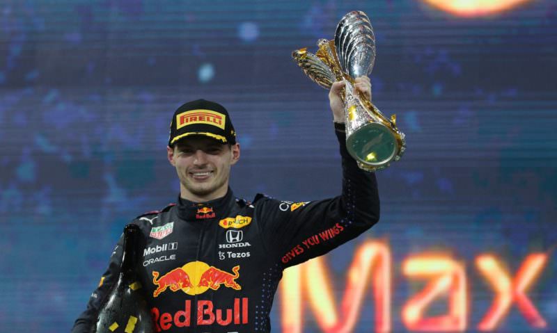Na última volta, Verstappen ultrapassa Hamilton e conquista título da F1