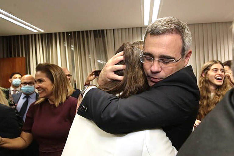 Vídeo: Michele Bolsonaro pula e grita após aprovação de Mendonça no STF:  ‘Obrigada, Deus’