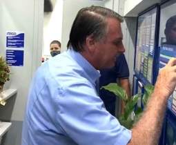 Bolsonaro leva Ricardo Salles à lotérica e joga na Mega sonhando com os milhões