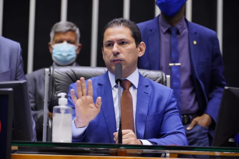 Marcelo Ramos aciona TSE para deixar o PL, de Bolsonaro, sem perder mandato