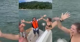 Vídeo: Bolsonaro faz passeio de lancha e dança funk com eleitorados