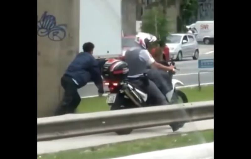 Jovem negro é algemado à moto de policial e obrigado a correr; veja vídeo