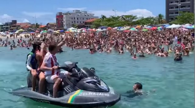 De férias em SC, Bolsonaro ironiza críticas e convoca panelaço de esquerda