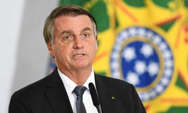 Com explosão de casos, Bolsonaro defende autoteste para conter transmissão da covid