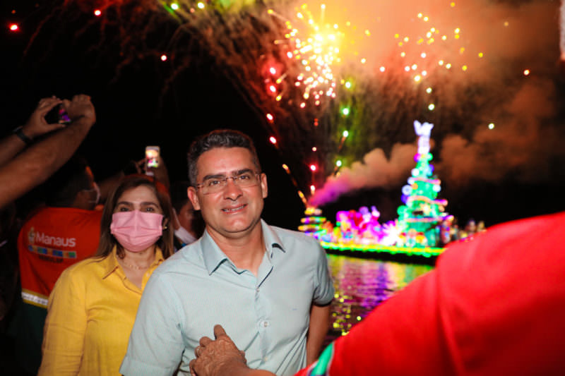 David inaugura presépio flutuante no ápice da crise gripal em Manaus