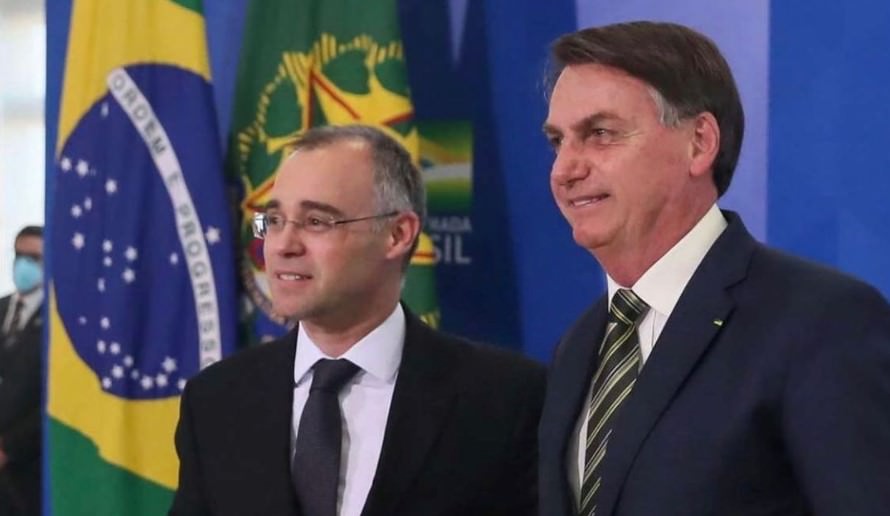 Bolsonaro comemora indicação do ‘terrivelmente evangélico’ Mendonça
