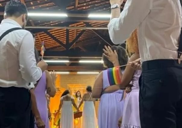 Polêmica: pastora da Igreja Batista celebra casamento entre mulheres pela primeira vez
