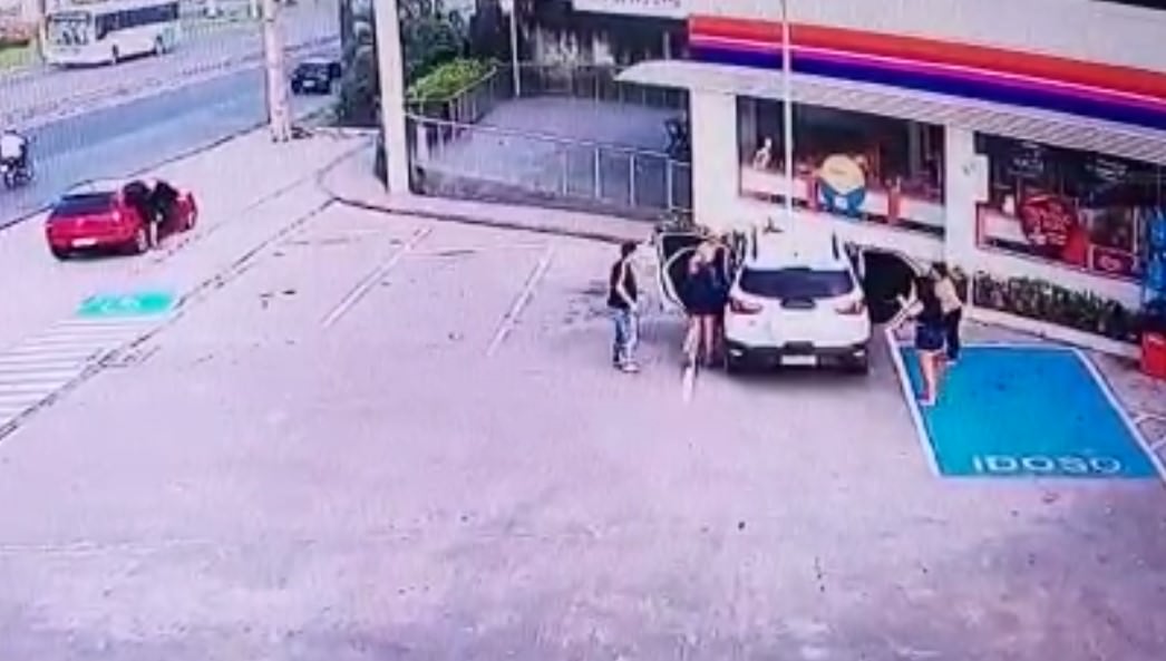 Veja momento em que homem é executado em posto de gasolina em Manaus