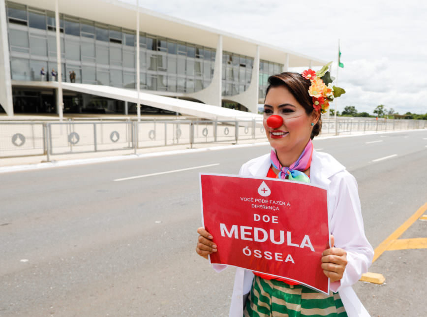 Michelle Bolsonaro usa roupa de palhaço em ação em prol da doação de medula