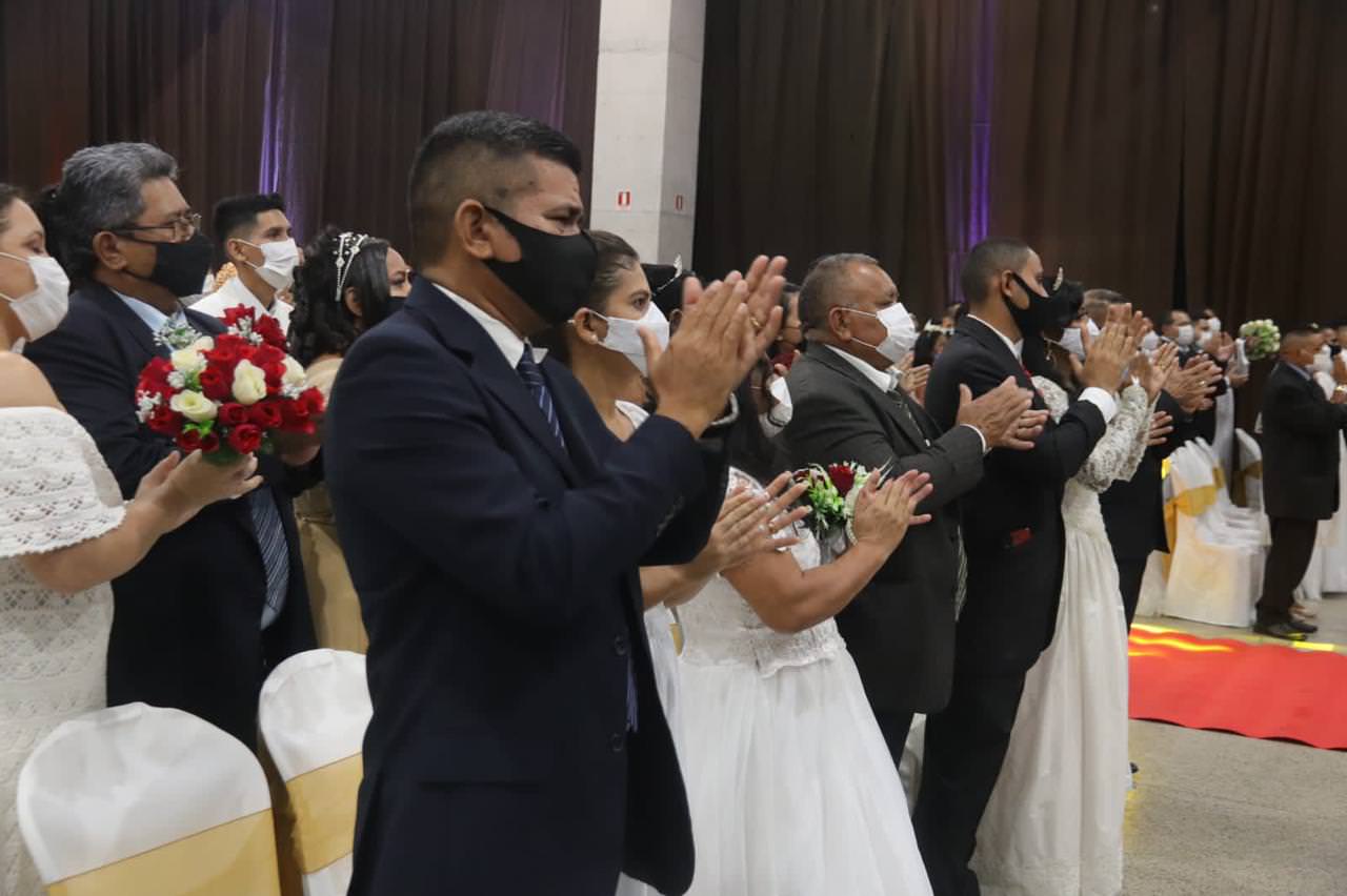 Mais de 100 casais participam de casamento coletivo no Centro Vasco Vasques