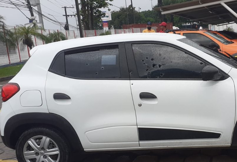 Vídeo: tiroteio deixa motorista e passageiro de APP feridos no estacionamento da Bemol