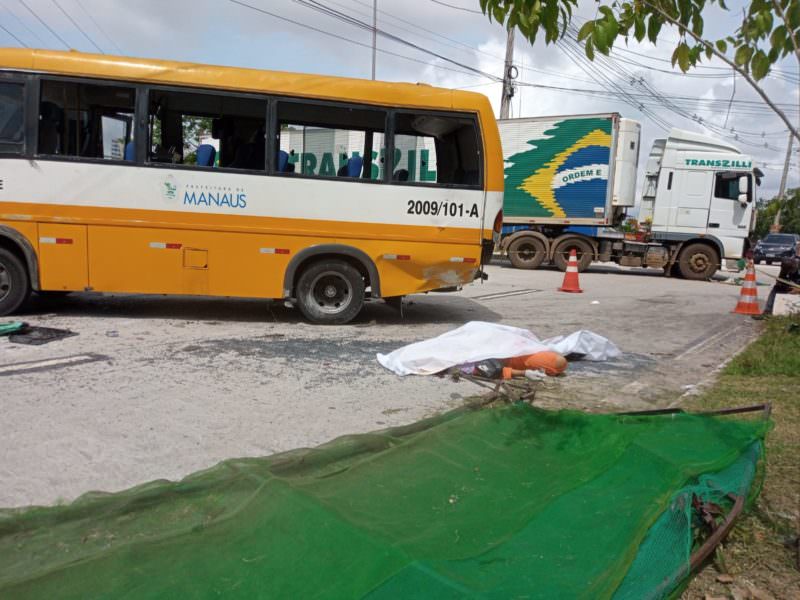 Vídeo: gari morre esmagado em acidente entre carreta e micro-ônibus em Manaus