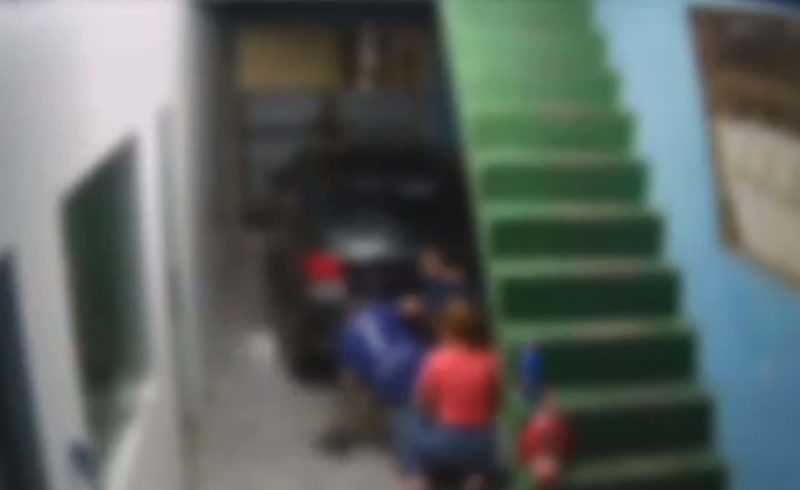 Vídeo: família fecha o portão e escapa por pouco de assalto em Manaus