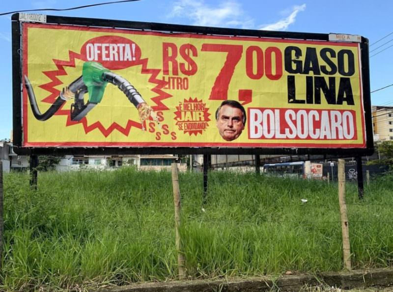 Grupo espalha outdoors com críticas ao governo Bolsonaro: ‘Bolsocaro’ e ‘traidor’