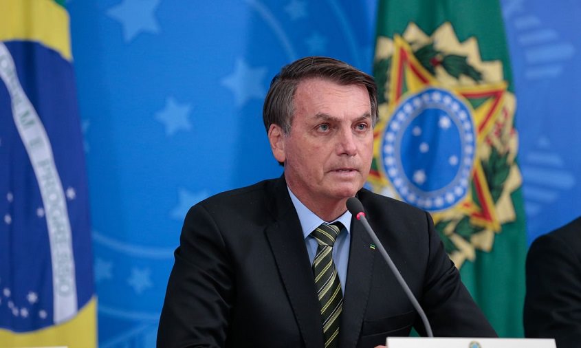 Bolsonaro assina e texto do fundo eleitoral de até R$ 5,7 bilhões é promulgado