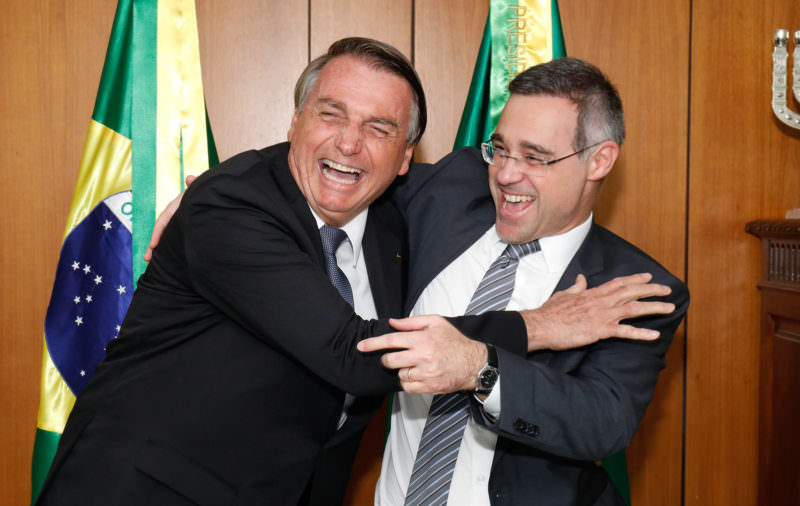 Mendonça rejeita pedido de Randolfe e não se declara suspeito para investigar Bolsonaro