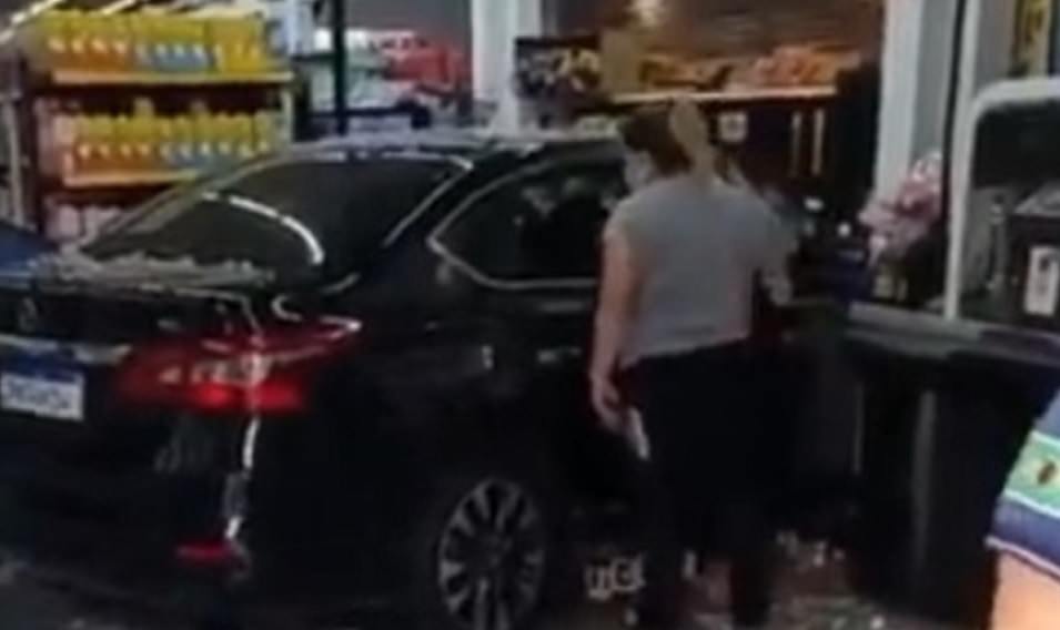 Vídeo: carro desgovernado invade supermercado no Vieiralves