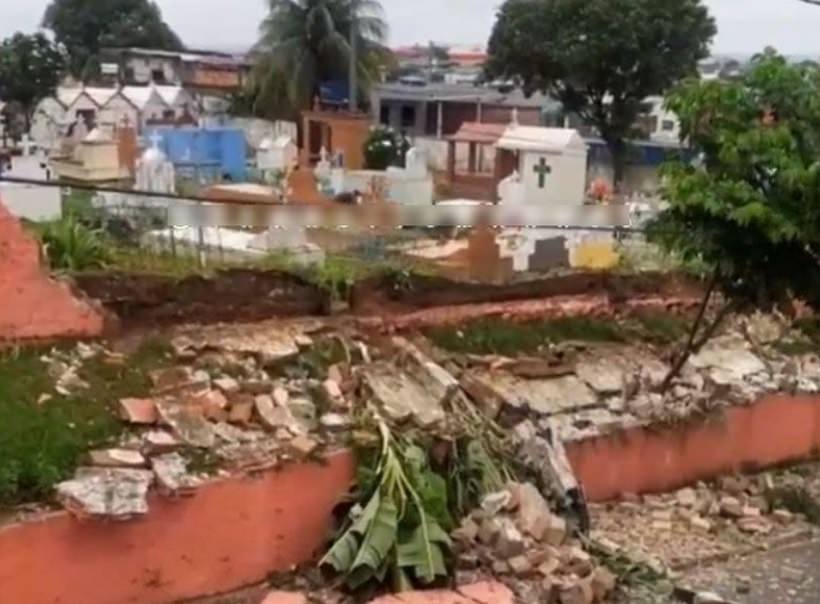 Parte de muro do cemitério São Francisco  desaba por causa da chuva em Manaus
