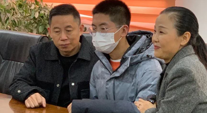 Casal chinês reencontra filho sequestrado após 14 anos