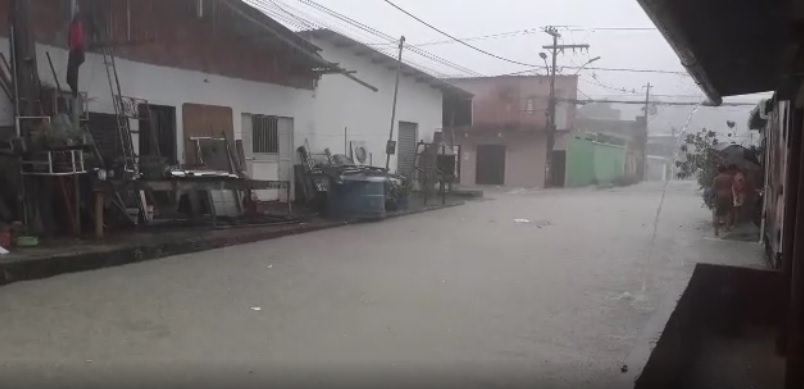 Vídeo: chuva alaga rua na zona Leste e expõe Manaus sem infraestrutura