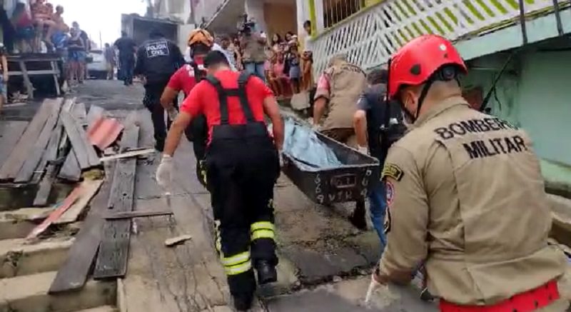 Vídeo: moradores encontram corpo boiando em igarapé de Manaus