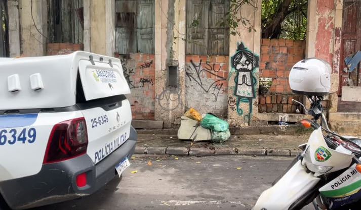 Corpo de homem é ‘embalado’ e jogado no lixo no Centro de Manaus