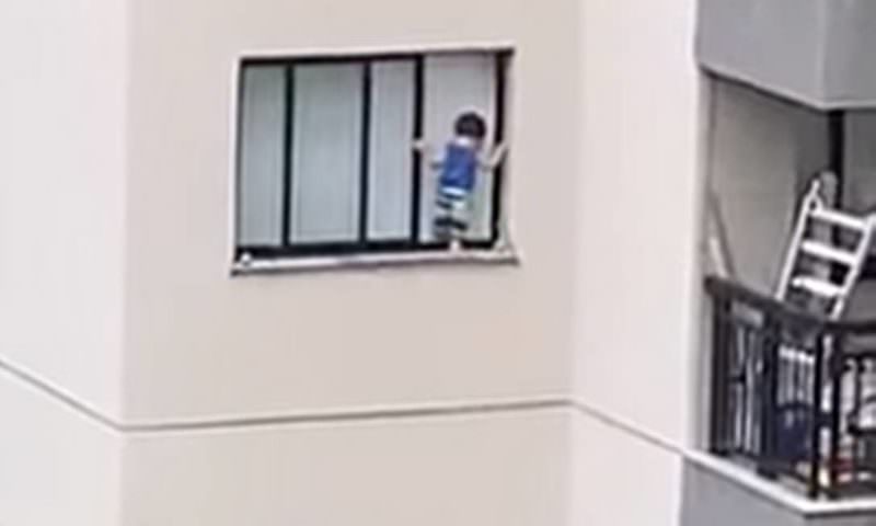 Criança é flagrada pendurada em janela de edifício; veja o vídeo