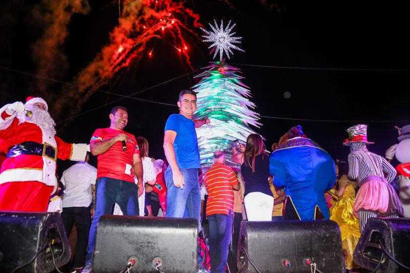 Após cancelar festas, David aglomera em inauguração de árvore natalina na Ponta Negra