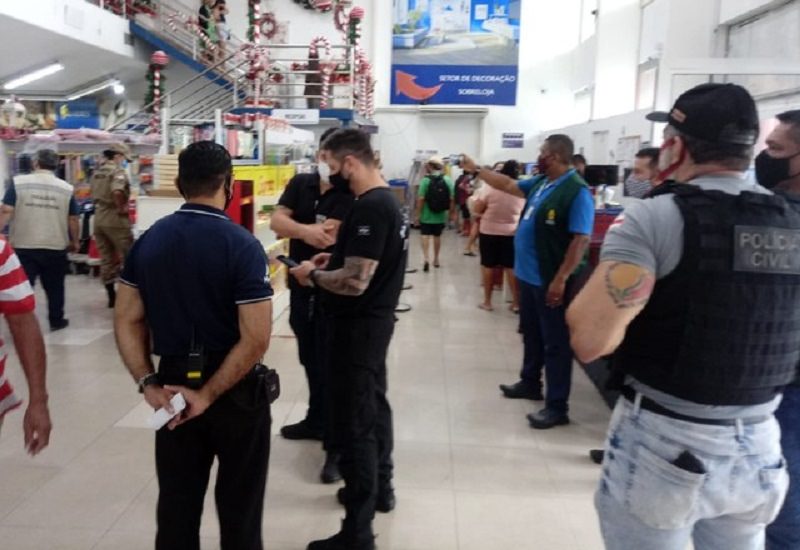 Lojas no Centro de Manaus são autuadas por irregularidades