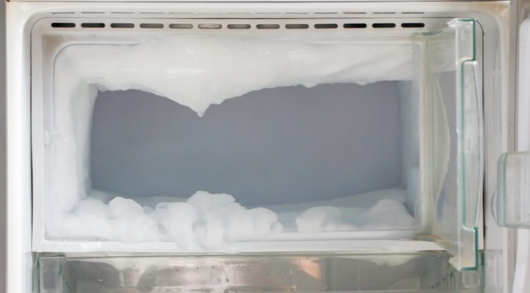 Mulher descongela a geladeira e encontra corpo de bebê morto em um saco