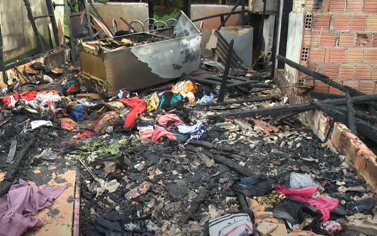 Criminosos colocam fogo em casa com avó e neta dentro do quarto em Manaus