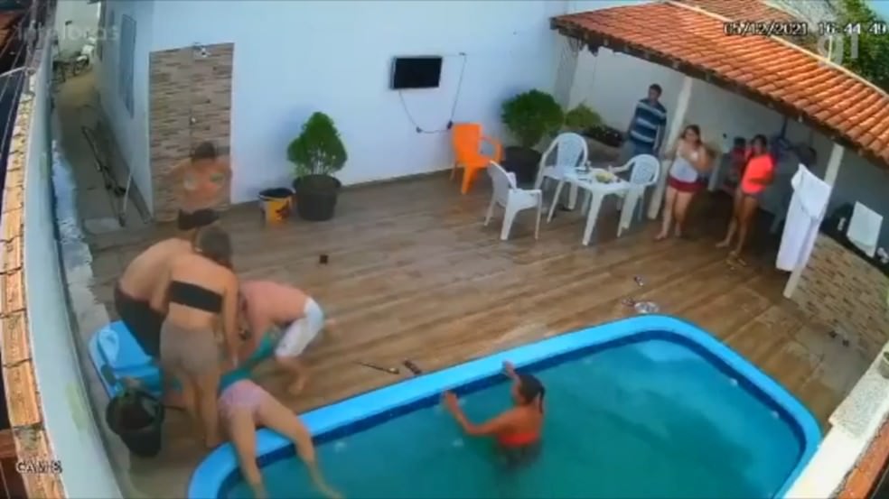 Vídeo: menina é sugada pelo cabelo por ralo de piscina e fica 2 minutos submersa