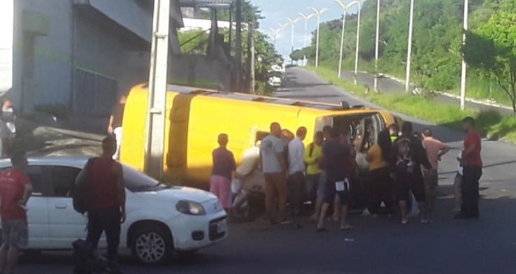Vídeo: micro-ônibus desgovernado capota em avenida de Manaus