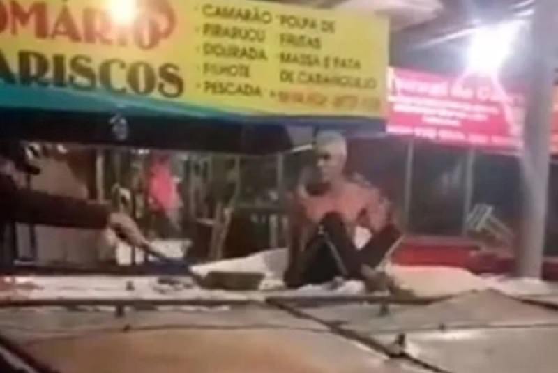 Vídeo: moradores de rua são agredidos por seguranças em feira livre