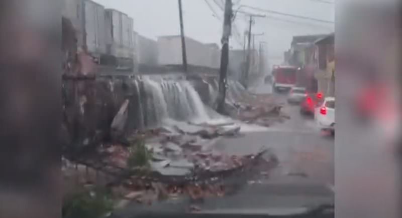Vídeos: muro desaba prejudicando trânsito e ruas alagam durante chuva em Manaus