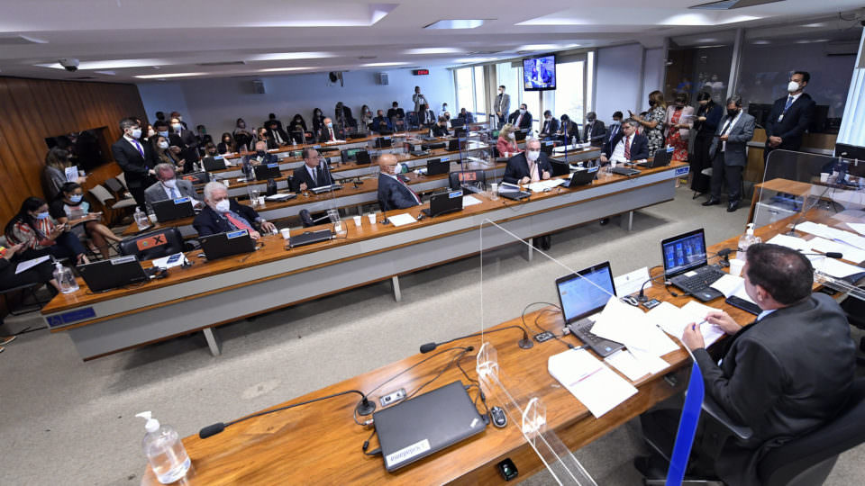 Projeto que muda política de preços da Petrobras é aprovado em comissão do Senado