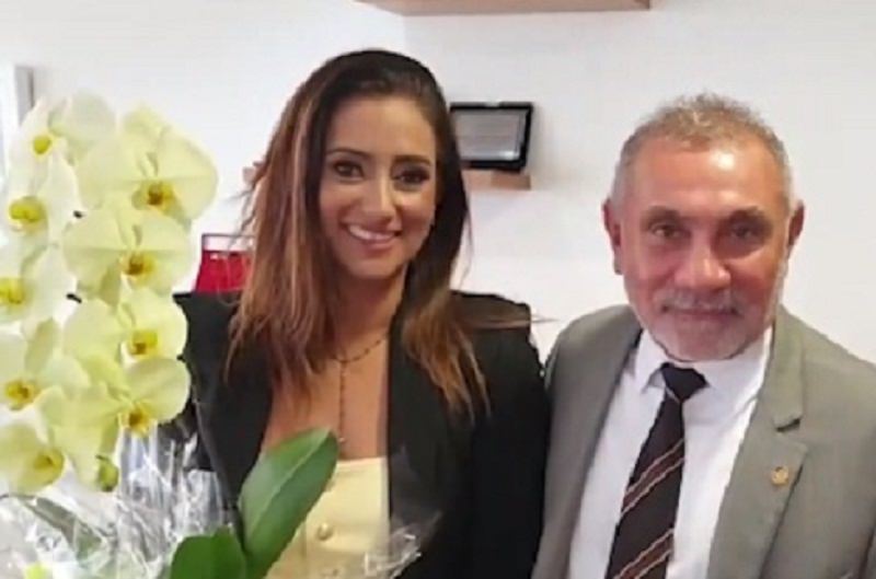 Senador de Roraima entrega flores para ministra desrespeitada por Eduardo Braga
