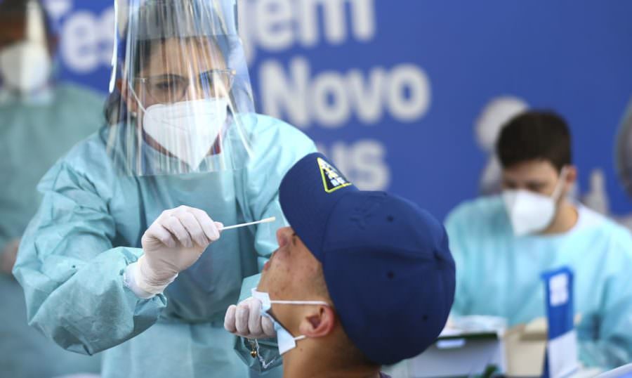 Surto de gripe no país faz estados cobrarem envio de mais testes