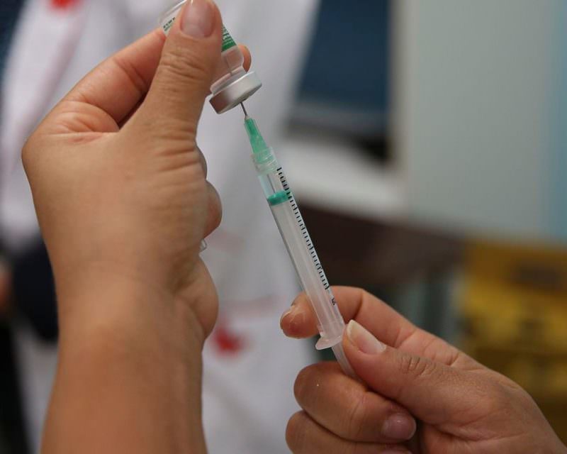 Em meio a surto, Brasil tem 12 milhões de vacinas contra gripe paradas
