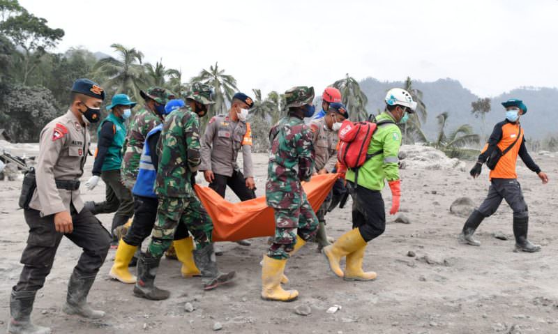 Vulcão entra em erupção e deixa 22 pessoas mortas na Indonésia